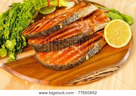 Salmon fillet with lime cooked on a grill