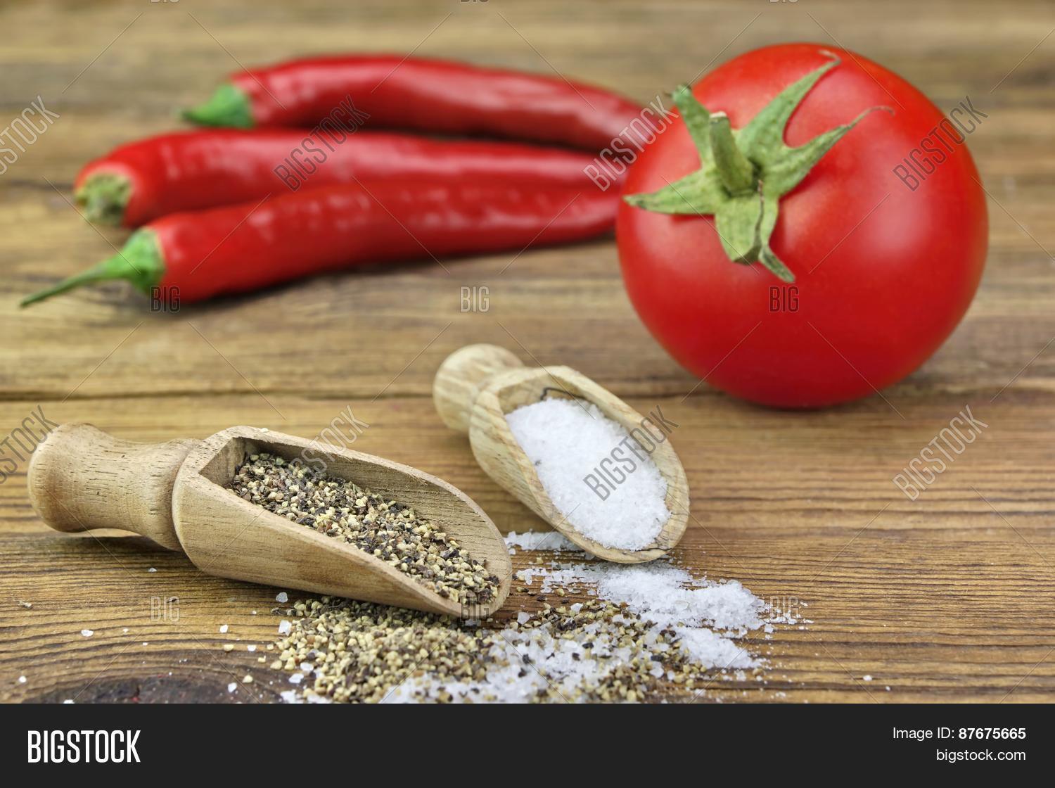 Перечница и солонка для подачи соли и молотого перца. Свежий перец с солью. Соль и перец на белом фоне. Соль перец. Свежий перец с солью.