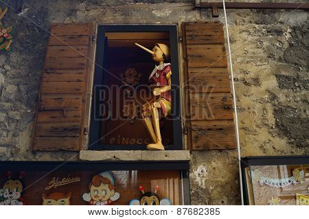 Show-window of toy store, pinocchio