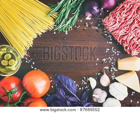 Pasta Bolognese Ingredients: Spaghetti, Minced Meat, Tomatoes, Basil, Rosemary, Parmesan Cheese, Oli