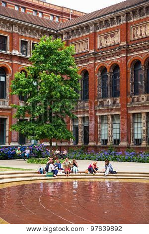 LONDON, UK - AUGUST 24, 2014: Victoria and Albert Museum historical building.