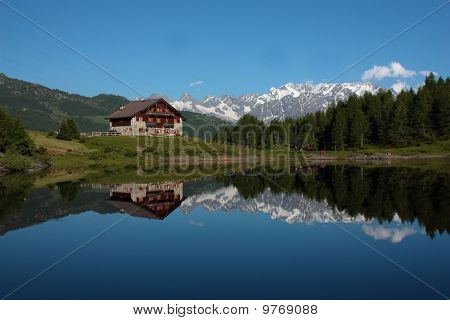 Lago di montagna con casa