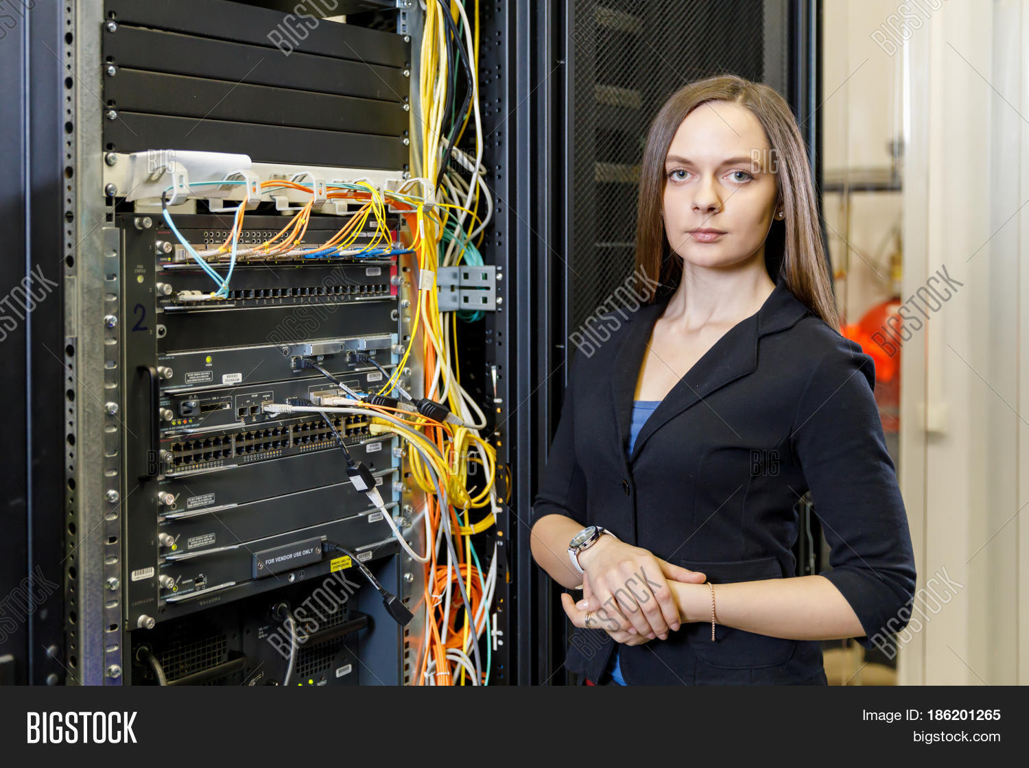 систмныйадминистратор. кто такой сетевой инженер. наладчик компьютерных сетей. сервер человек провода. сетевое и системное администрирование.