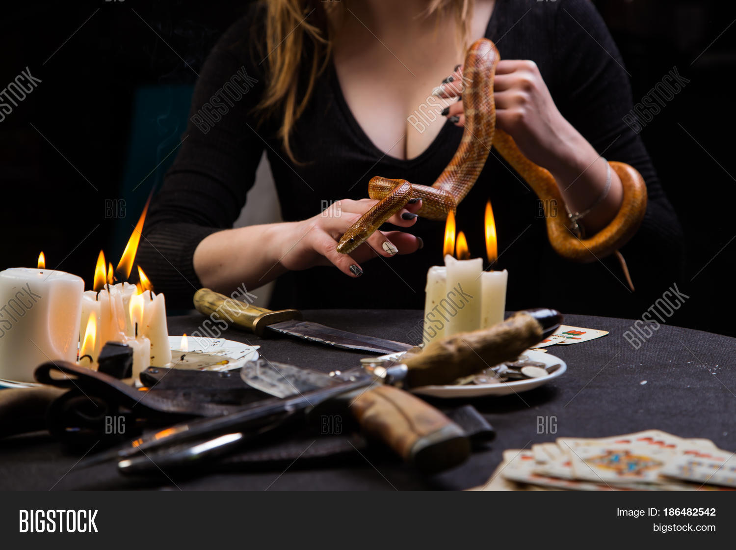 Религиозный обряд это история 5 класс. Колдовской обряд. Алтарь поклонения. Магический ритуал. Магический ритуал.