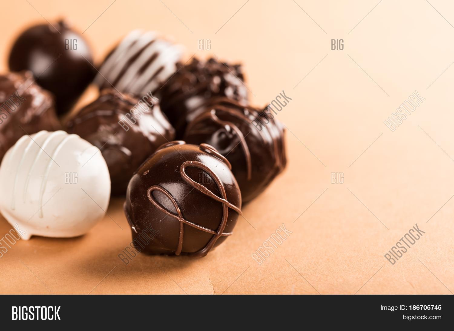 Конфеты бело коричневые. Конфеты черное и белое. Чёрные или белые конфеты. Конфеты белые внутри черные снаружи