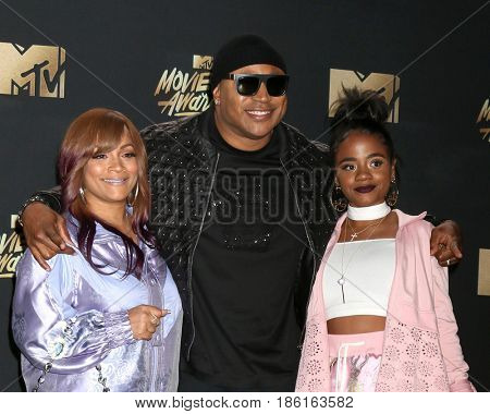 LOS ANGELES - MAY 7:  Simone Smith, LL Cool J, Nina Simone Smith at the MTV Movie and Television Awards on the Shrine Auditorium on May 7, 2017 in Los Angeles, CA