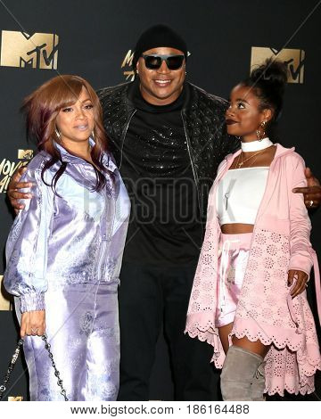 LOS ANGELES - MAY 7:  Simone Smith, LL Cool J, Nina Simone Smith at the MTV Movie and Television Awards on the Shrine Auditorium on May 7, 2017 in Los Angeles, CA
