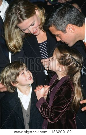 NEW YORK - DEC 17:  Alex D Linz, Michelle Pfeiffer, Mae Whitman, George Clooney at the 