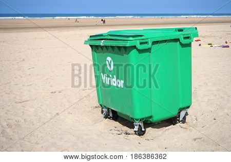 Cornwall, England, Uk - April 7Th 2017: Large Wheeled Waste, Rubbish Or Garbage Wheelie Bin On Newqu