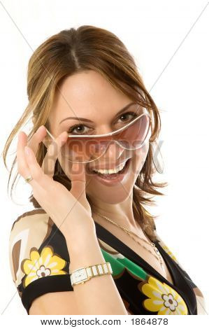 Sexy jeune femme à lunettes de soleil