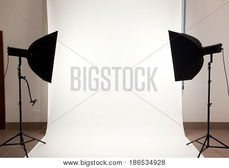 Professional Light in the Studio. The flash on a tripod.