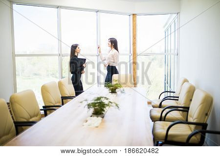 Business Woman Give Job Instructions To Subordonates Woman In Modern Office