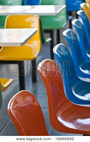 Flerfarvet plastik stole i en kiddies restaurant