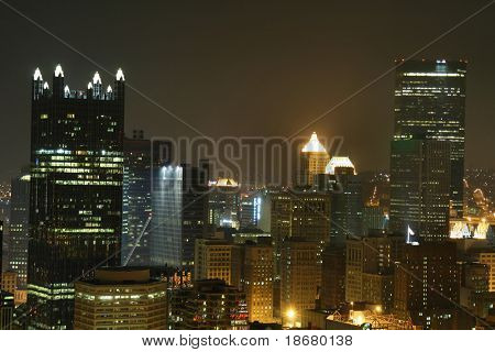 Horizonte de Pittsburgh de Mount Washington à noite.