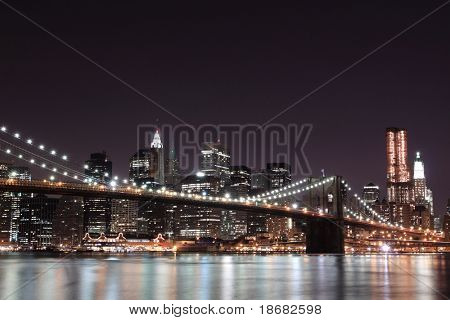 Brooklyn Bridge a Manhattan skyline v noci, New York City