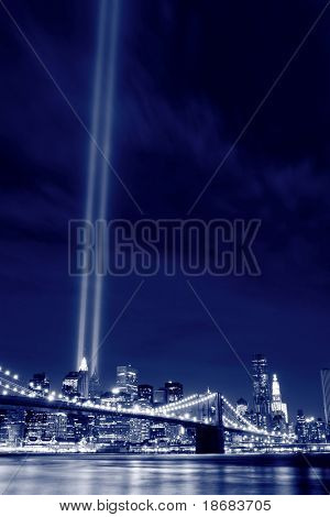 Ponte di Brooklyn e le torri delle luci di notte