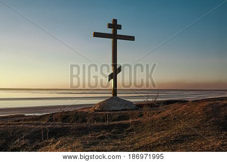 orthodox cross on the Aleksandovy mountain overlooking the lake stiffening Pleshcheevo ice.