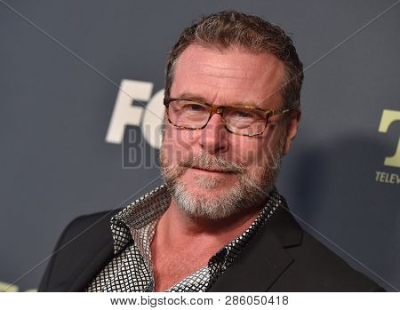 LOS ANGELES - FEB 06:  Actor Dean McDermott arrives for the FOX Winter TCA 2019 on February 6, 2019 in Los Angeles, CA