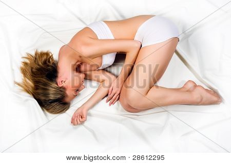 眠っている若い美しい女性