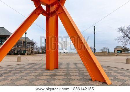 Milwaukee, Wi - April 11, 2018: Milwaukee Orange Sculpture The Calling And The Milwaukee Art Museum.