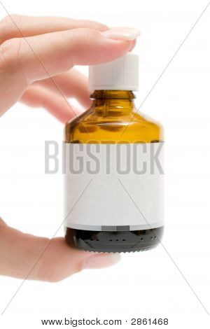 Holding en medicin flaske