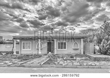 Carnavon, South Africa, September 1, 2018: An Early Morning Street Scene, With A Business In An Old 