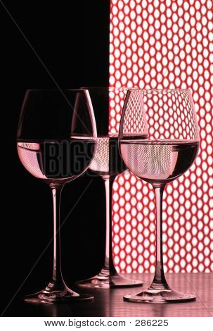 Tre bicchieri di vino sopra griglia