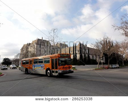 La - Febuary 15, 2011: Orange Local Metro Bus 14 Rolls Down The Street In Front Of The Faubourg St D