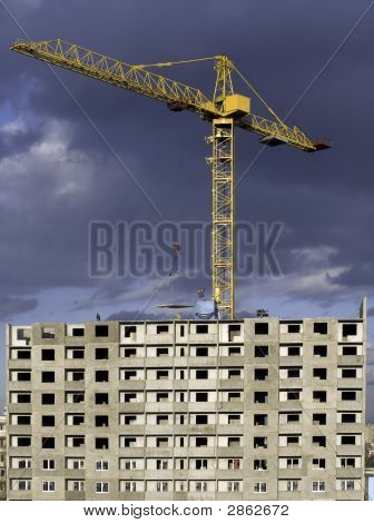 Local de construção em clima sombria