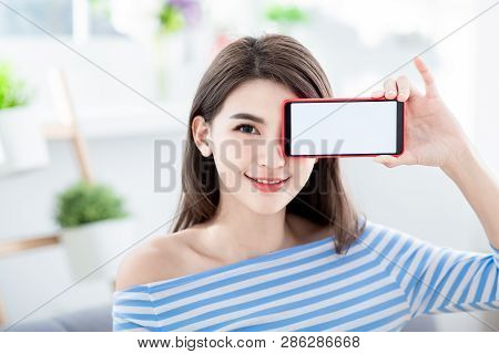 Pretty Woman Show Her Brandnew Smart Phone With Empty Screen