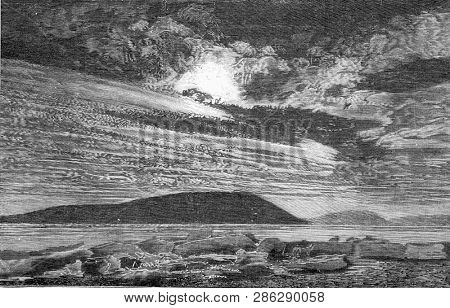 Polar landscape after Greel, vintage engraved illustration. From the Universe and Humanity, 1910.