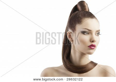 Orgogliosa e Sexy giovane donna, lei ha una ciocca di capelli attorno al suo collo