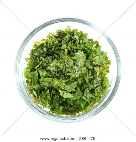 切碎的新鲜薄荷叶在玻璃碗