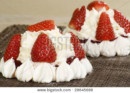 Świeże krem truskawkowy Pavlova