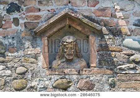 Stein Antlitz Christi in einer Wand-Nische.