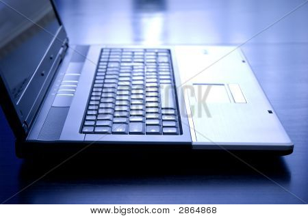 Blue Toned Notebook su un tavolo