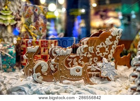 Gingerbread sleigh with deer, a show-window of a pastry shop, night in the new year.