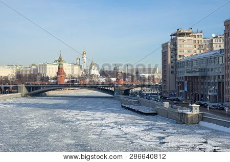 Moscow, Russia - January 25, 2018: Winter View Of The Moscow Kremlin, Big Stone Bridge And Bersenevs