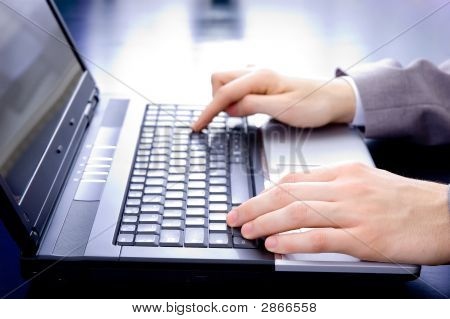 Mani dell'uomo d'affari su un Notebook