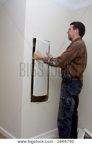 Elettricista taglio foro di accesso