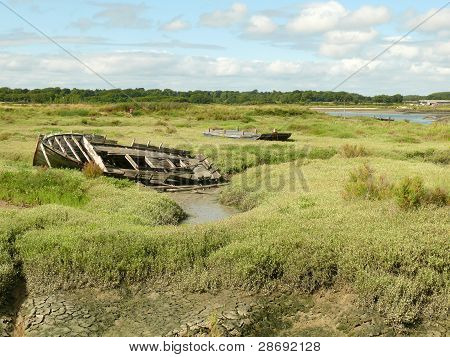 Salz-Sumpf mit alten Holzboot