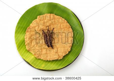Gebratene indische Chips isoliert auf weißem Hintergrund