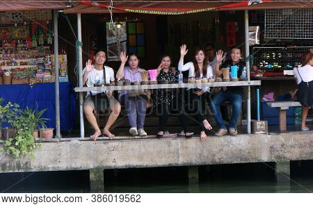 Amphawa, Thailand, January 23, 2016: A Group Of People Wave From The Edge Of The Canal At Amphawa Fl