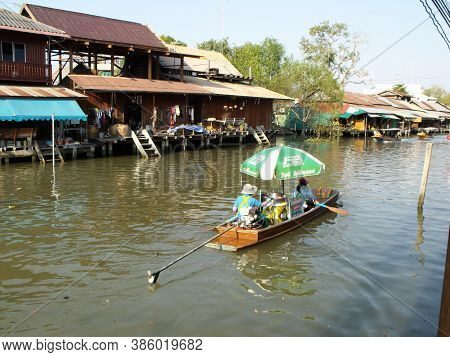 Amphawa, Thailand, January 23, 2016: Two Women Row A Boat With Food On The Canal Of The Amphawa Floa