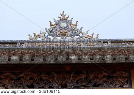 Hoi An, Vietnam, September 20, 2020: Decoration On The Roof Of The Temple In The Backyard Of The Van