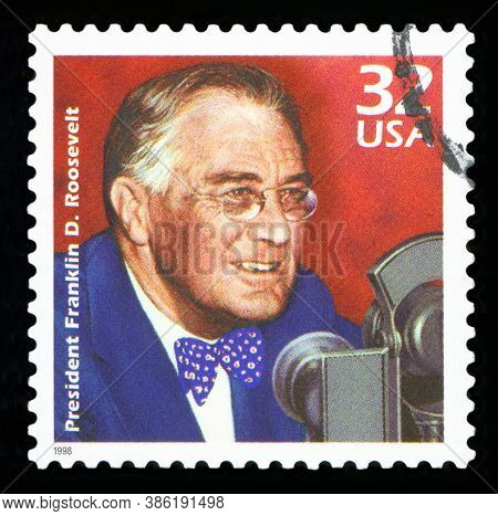 United States Of America - Circa 1998: A Postage Stamp Printed In Usa Showing An Image Of President 