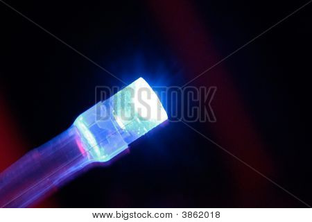Blu brillante condotto su sfondo nero