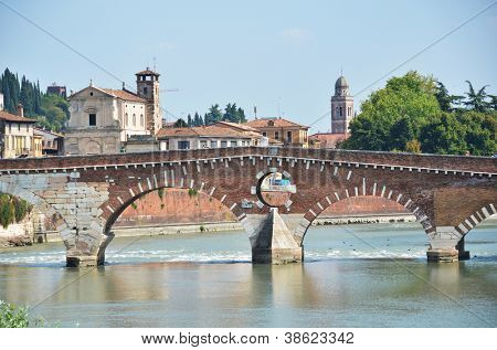 สะพานเซนต์ปีเตอร์น้ำ Adige เวโรนา อิตาลี