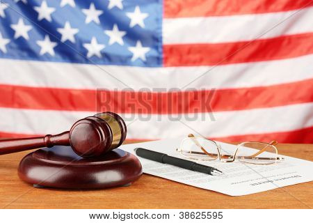 Decreto di divorzio e martelletto in legno sullo sfondo della bandiera americana