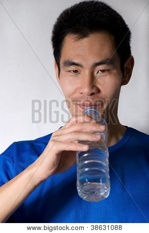 Uomo acqua potabile